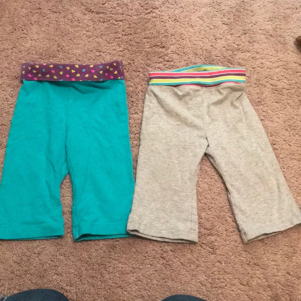 2 pairs of yoga pants